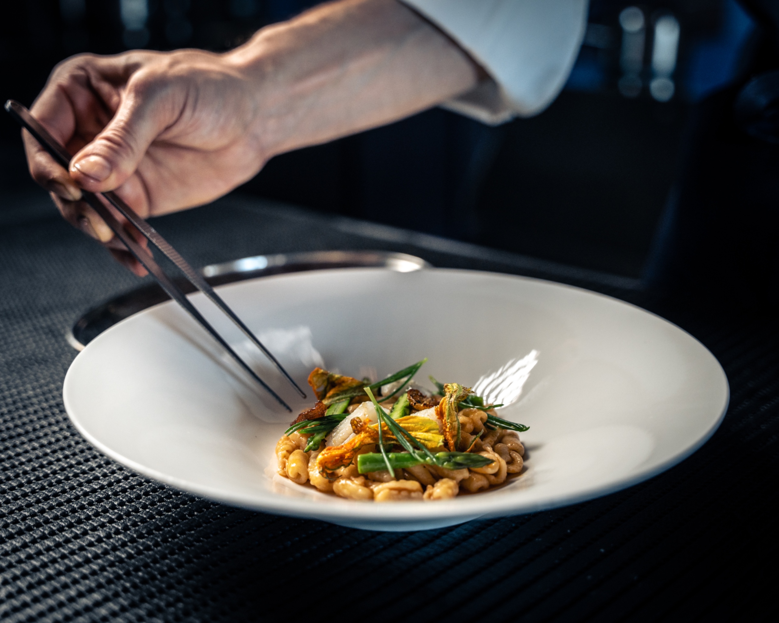 Chef Tommaso Sanguedolce in azione